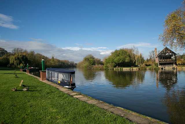 Scenic Thames Valley Stay with Dinner & Breakfast for 2