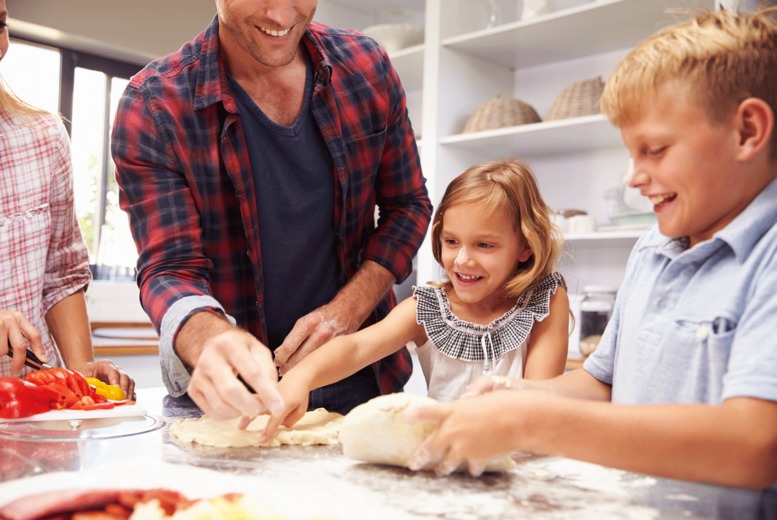 My father makes breakfast. Family Cooking pizza. Дети делают пиццу. Kids with pizza.