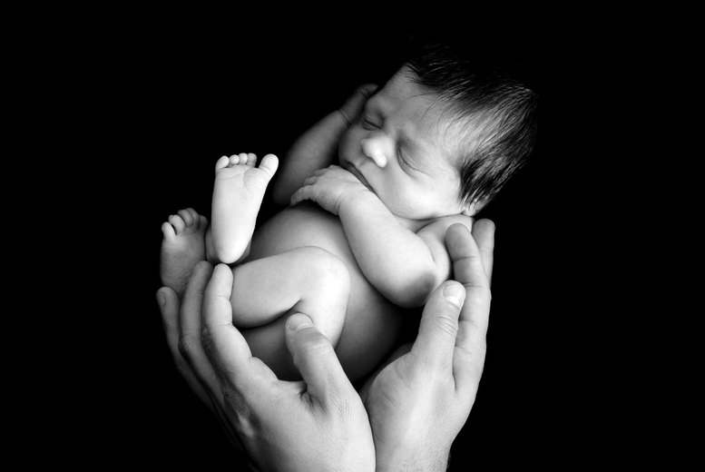 Newborn Photoshoot & 5 Prints – Images Unlimited – Maidstone | Wowcher