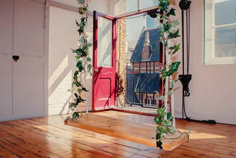 Makeover Photoshoot – Champagne, 10 Prints & MAC Product Goody Bag | Wowcher