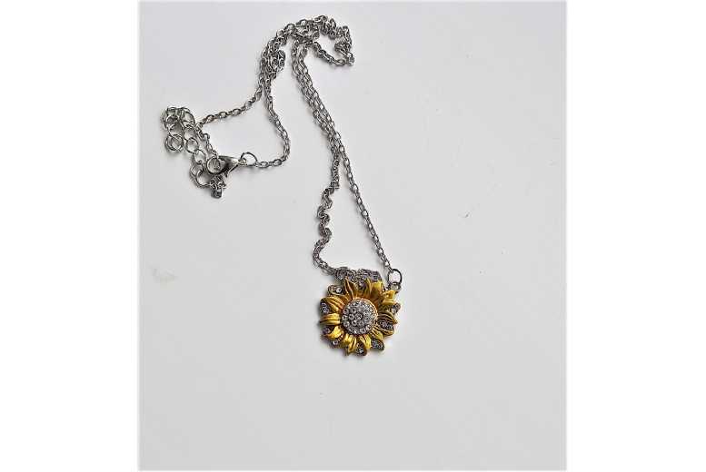 Charming Sunflower Pendant Necklace in Rhodium-Plated Copper | Wowcher Charming Sunflower Pendant Necklace in Rhodium-Plated Copper | Wowcher