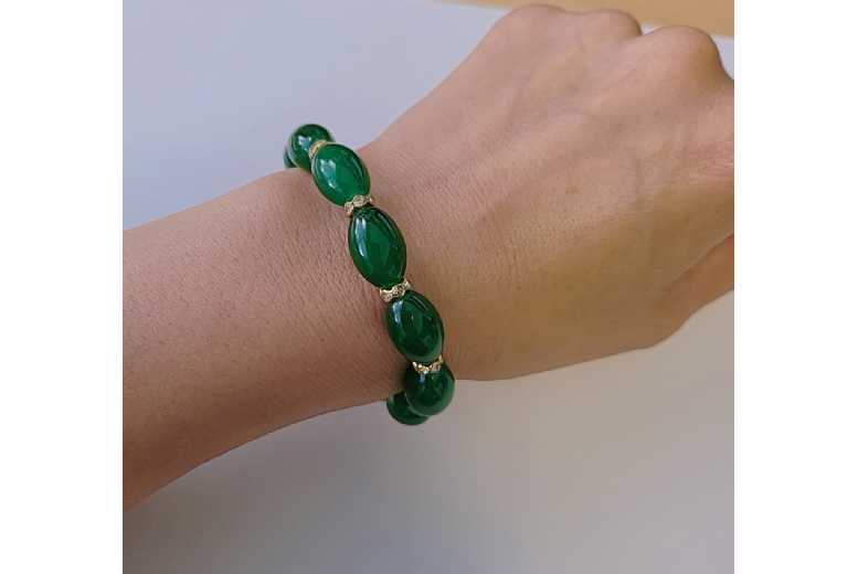 Adjustable Green Jade Bead Bracelet with Gold-Toned Accents – 17-20cm Stretch | Wowcher