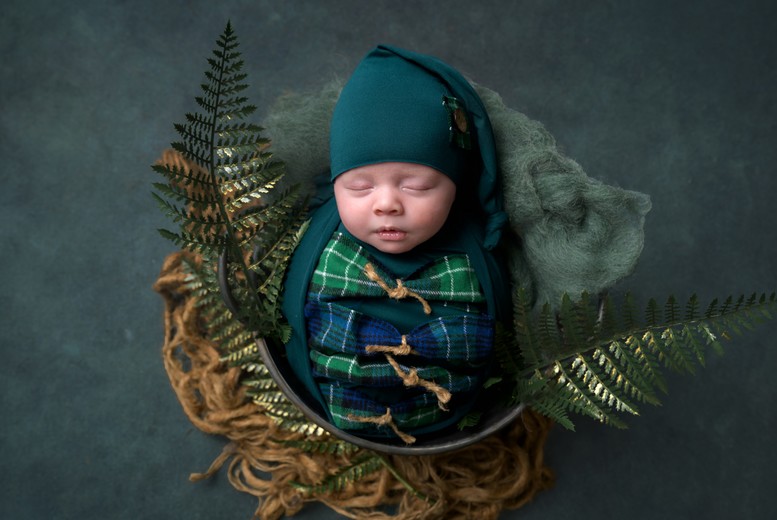 Newborn Baby Photoshoot – Glasgow Family Photography | Wowcher