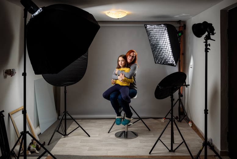 Kamera Studios Unisex Mum & Daughter Mac Makeover, Photoshoot & 2 Prints | Wowcher