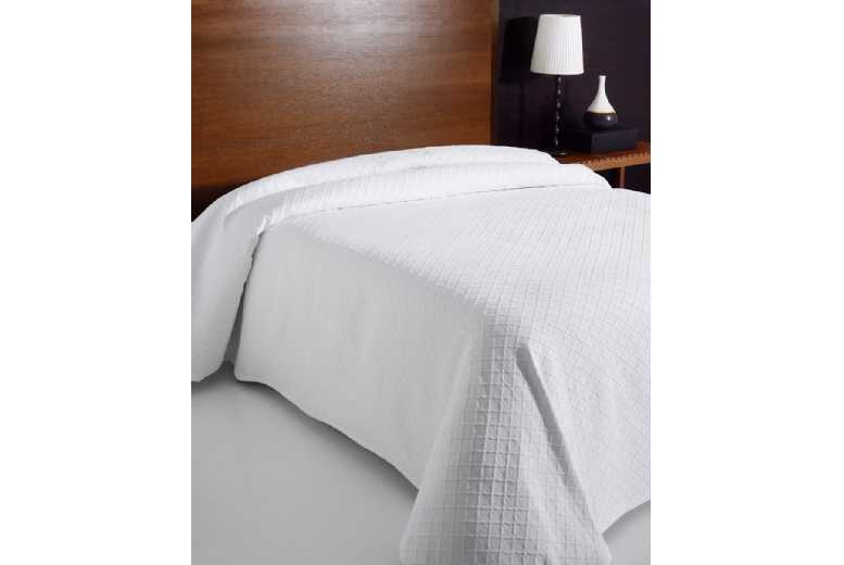 Ariana Classic Style Bedspread – Machine Washable, Durable, Multiple Sizes & Colours | Wowcher