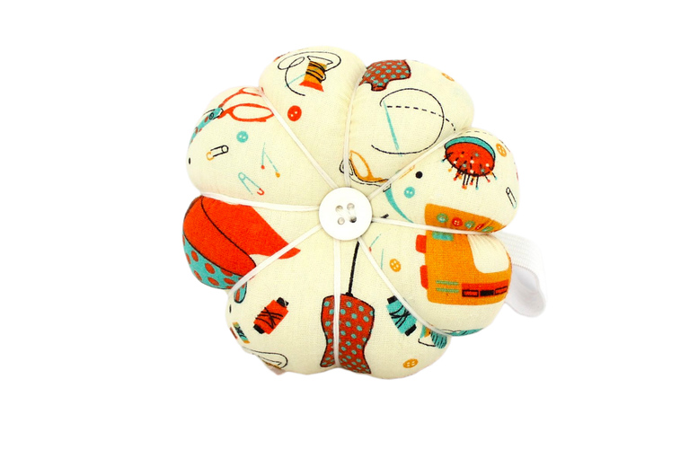 Pumpkin-Shaped Fabric Wrist Pin Cushion – Compact Sewing Accessory, 9.5cm, Modern Craft Decor | Wowcher