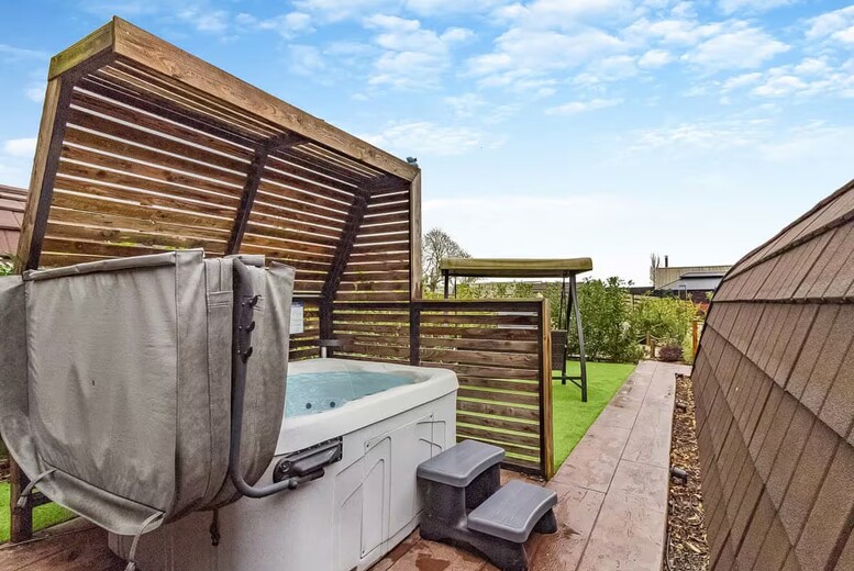 Peacock Lake Glamping Pod Stay with Private Hot Tub – Nottingham City Break for 2 | Wowcher Peacock Lake Glamping Pod Stay with Private Hot Tub – Nottingham City Break for 2 | Wowcher
