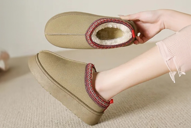 UK 3.5 / KHAKI: A pair of Women's   Platform Boots | Wowcher