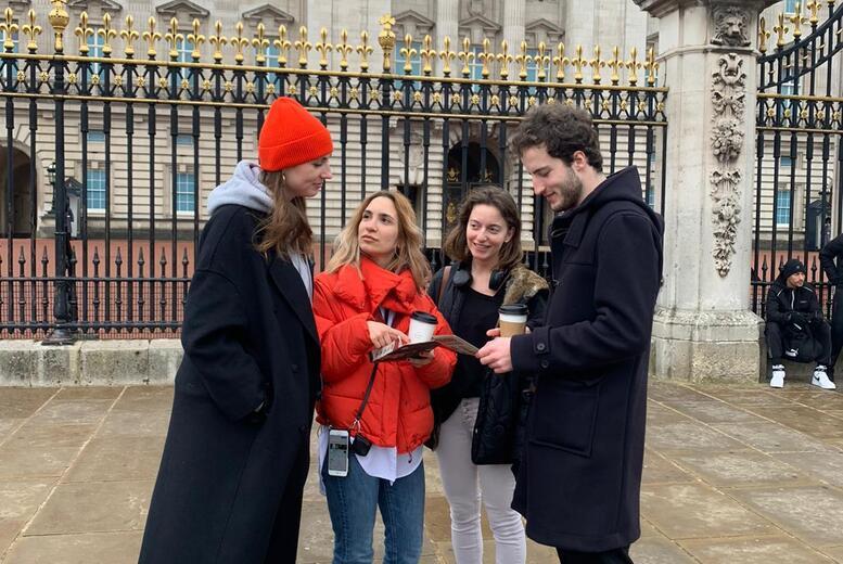 The Murder by Buckingham Palace – Outdoor Murder Mystery Hunt for 2 (2 Hours) | Wowcher