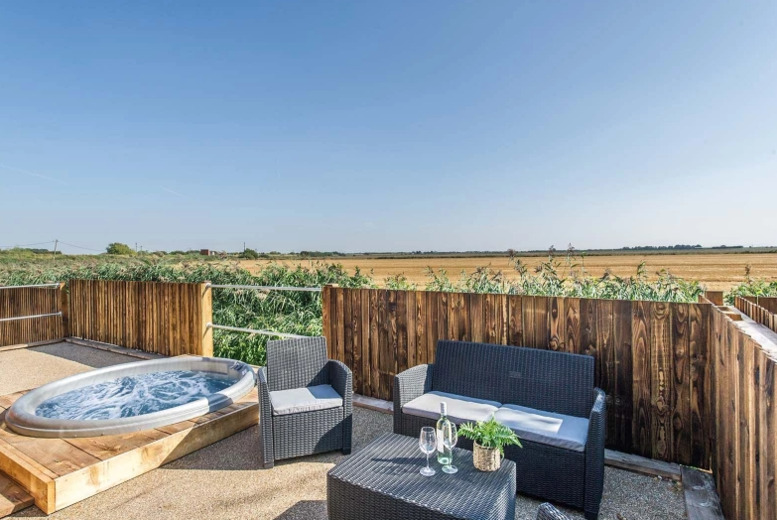 Lincolnshire Luxury Lodge Stay For 4 or 6 People: Private Hot Tub, Prosecco & Chocolates! Family Stays Available – School Holiday Availability! | Wowc Lincolnshire Luxury Lodge Stay For 4 or 6 People: Private Hot Tub, Prosecco & Chocolates! Family Stays Available – School Holiday Availability! | Wowc