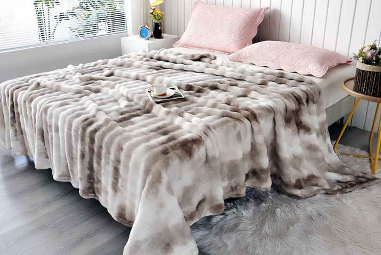 Luxury Faux Fur Throw Blanket - Thick Flannel, Reversible, Machine Washable - 4 Sizes, 5 Colours | Wowcher