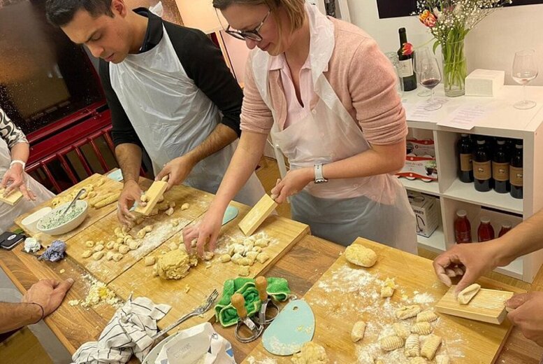 2hr Fresh Pasta Making Class & Bottomless Prosecco – London | Wowcher