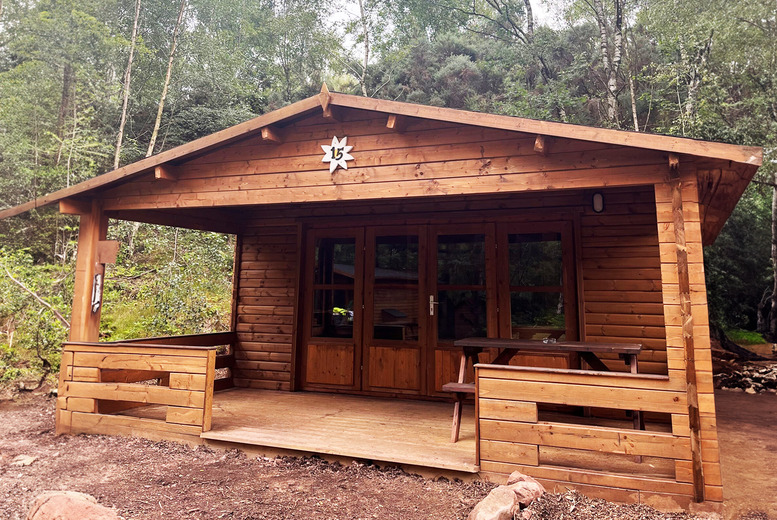 Award Winning Quarry Walk Park Romantic City Break: 2-Night Glamping Stay with Late Checkout, Chocolates & Rose Petals – Freehay, Peak District | Wowc
