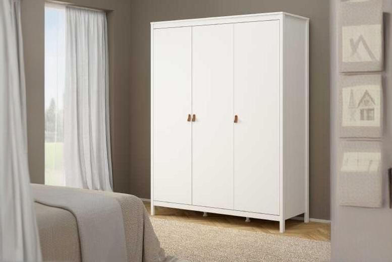 3-Door Oak Effect Wardrobe – Spacious Hanging & Shelving, Contemporary Bedroom Storage, Multiple Finishes | Wowcher 3-Door Oak Effect Wardrobe – Spacious Hanging & Shelving, Contemporary Bedroom Storage, Multiple Finishes | Wowcher