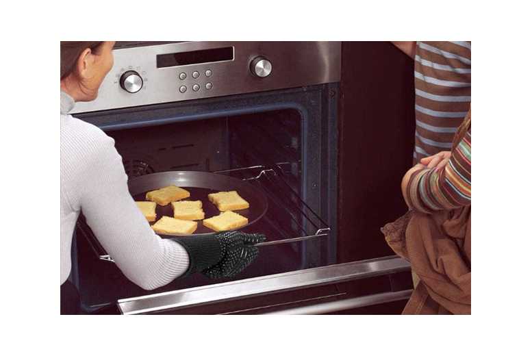 Heat-Resistant Silicone Grilling Gloves – Flame-Retardant, Durable, Kitchen & BBQ Accessory | Wowcher