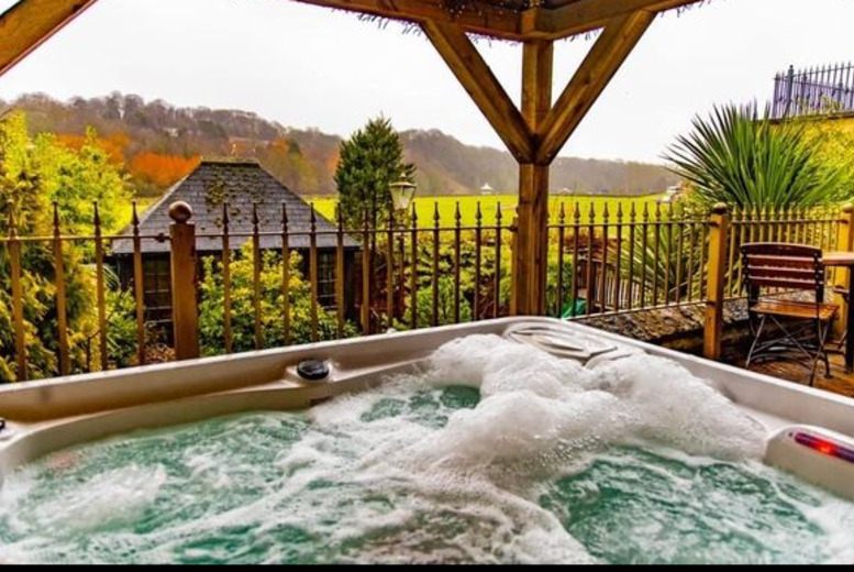 5* Durham Townhouse Stay for 2 – Two-Course Dinner & Bottle Of Prosecco – Hot Tub Room Upgrade! 5* Durham Townhouse Stay for 2 – Two-Course Dinner & Bottle Of Prosecco – Hot Tub Room Upgrade!