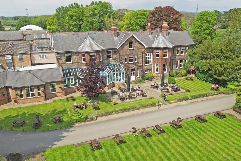 Yorkshire Stay – 2 Nights, Breakfast, Cream Tea & Birds of Prey For 2 Yorkshire Stay – 2 Nights, Breakfast, Cream Tea & Birds of Prey For 2