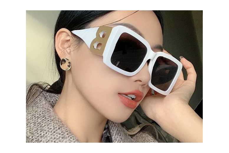 Unisex Black Oversized Retro Square Sunglasses – Unisex UV-Shielding Polycarbonate Frame, Burberry- Style | Wowcher