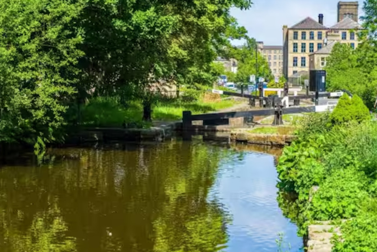 Luxury West Yorkshire Canalside Stay – Sleeps up to 5 People! – Perfect Family City Break | Wowcher Luxury West Yorkshire Canalside Stay – Sleeps up to 5 People! – Perfect Family City Break | Wowcher