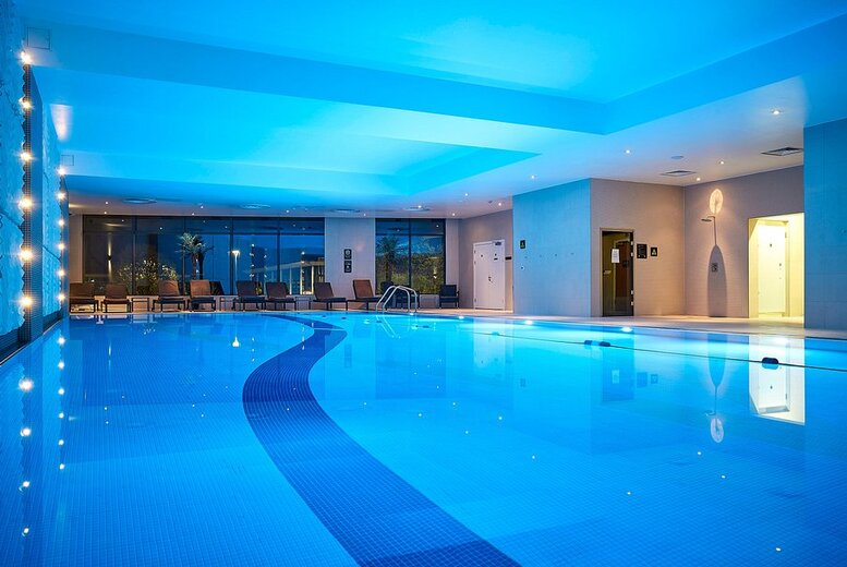 Crowne Plaza Reading East City Break: Overnight Stay for Two with Spa Treatment, Breakfast & Chocolates | Wowcher Crowne Plaza Reading East City Break: Overnight Stay for Two with Spa Treatment, Breakfast & Chocolates | Wowcher
