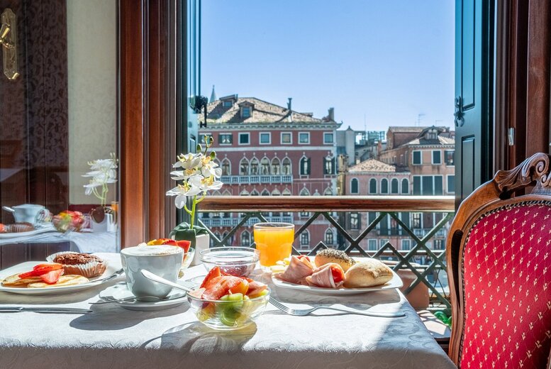 Venice City Adventure: Central B&B With Gondola Ride & Flights Included | Wowcher Venice City Adventure: Central B&B With Gondola Ride & Flights Included | Wowcher