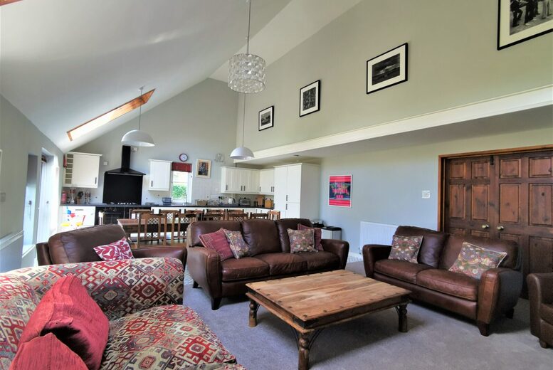 Spacious 4-Star Coach House Escape with Hot Tub & Welcome Hamper – Sleeps 16 | Wowcher Spacious 4-Star Coach House Escape with Hot Tub & Welcome Hamper – Sleeps 16 | Wowcher