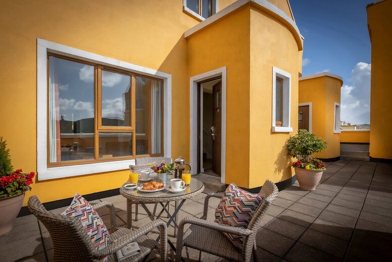Clifden Self-Catered Apartment Getaway For Up To Five: Dining Credit & Leisure Access | Wowcher Clifden Self-Catered Apartment Getaway For Up To Five: Dining Credit & Leisure Access | Wowcher