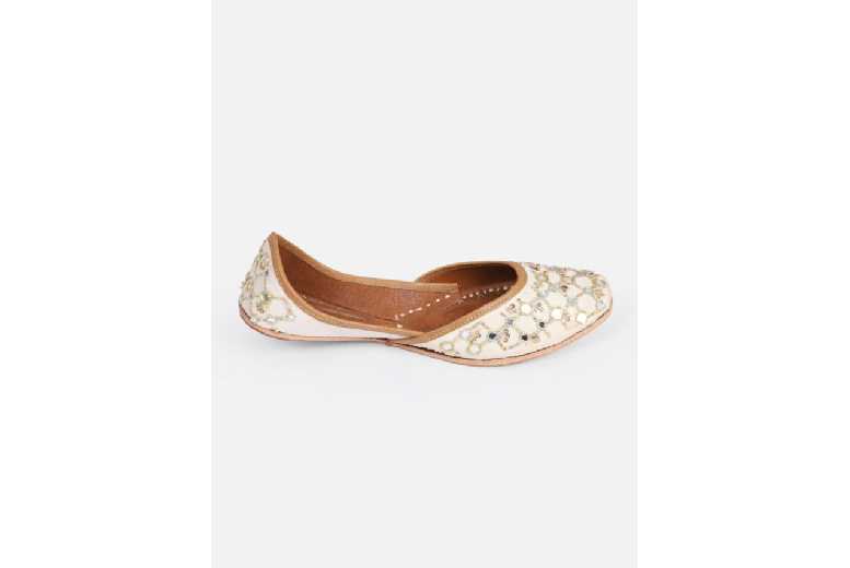 White Women’s Leather Embellished Punjabi Juttis – Handcrafted Ethnic Flats | Wowcher White Women’s Leather Embellished Punjabi Juttis – Handcrafted Ethnic Flats | Wowcher