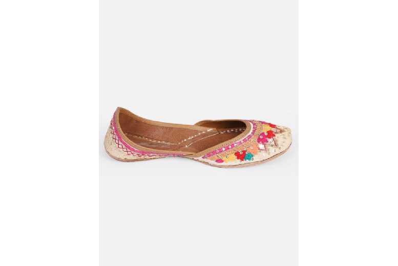 Floral Layla Cream Embroidered Leather Punjabi Juttis – Women’s Traditional Flats | Wowcher