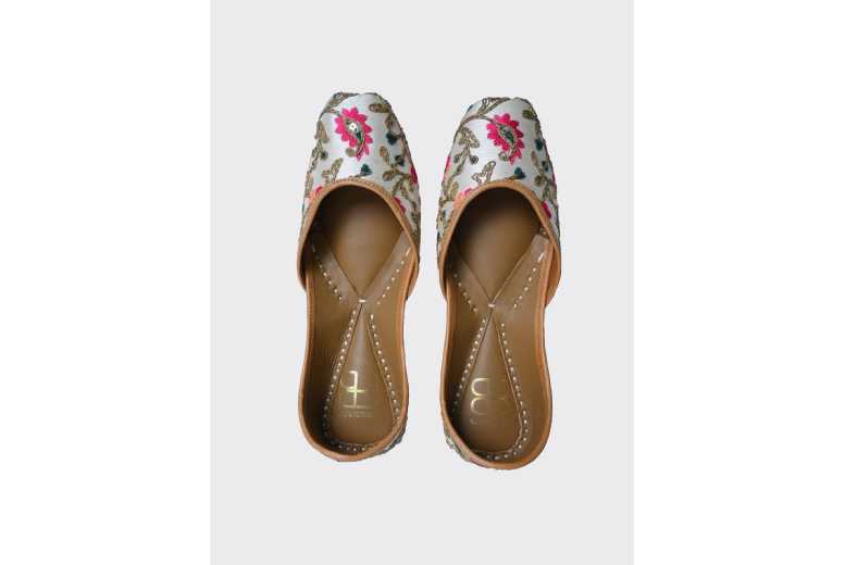 Black Rojana Women’s Faux Leather Embroidered Punjabi Jutti – Cushioned Slip-On Flats | Wowcher Black Rojana Women’s Faux Leather Embroidered Punjabi Jutti – Cushioned Slip-On Flats | Wowcher