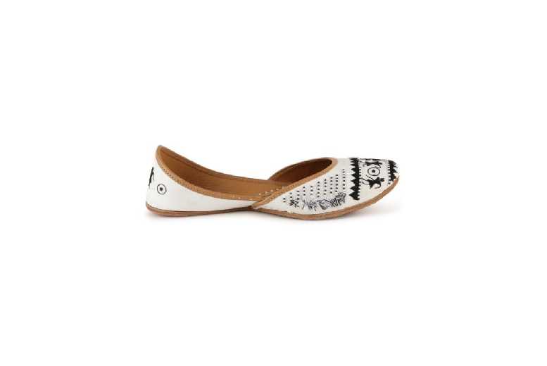 Black Women’s Leather Embroidered Punjabi Juttis – Handcrafted Ethnic Flats | Wowcher