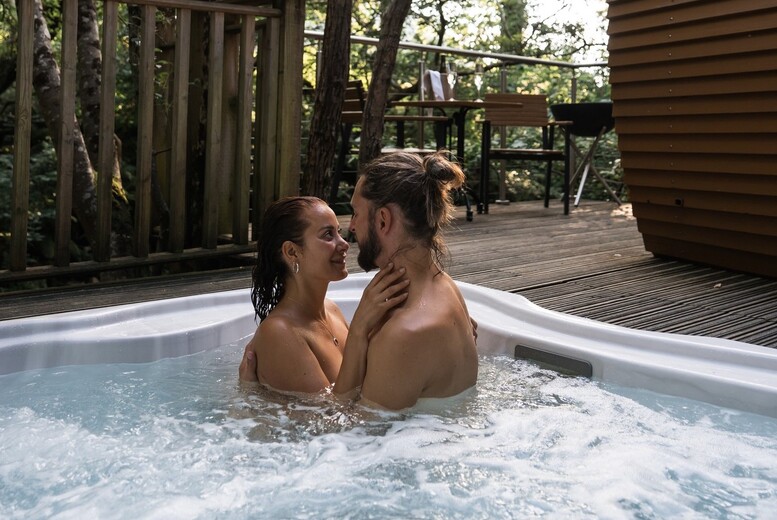 Argyll Lodge for 2-4: Private Hot Tub, 9 Holes of Golf, Leisure Access & Late Checkout – 1-2 Night Options! | Wowcher