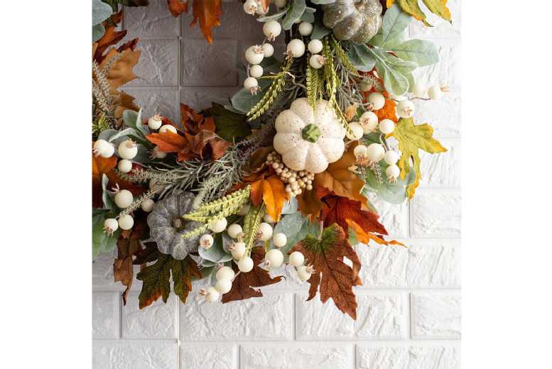 45cm Artificial White Pumpkin & Maple Leaf Hanging Wreath – Festive Door & Wall Decor | Wowcher