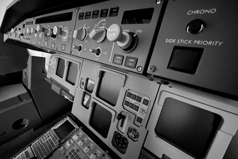 100-Minute Boeing 737 Flight Simulator Experience for 4 - Gloucestershire Airport | Wowcher