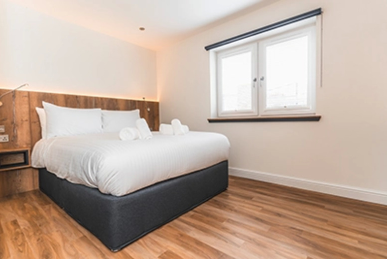 1/2/3Nt Cottage Stay for 2 – Bottle of Fizz, Distillery Tour & Whisky Tasting, and Late Checkout, Jackton Distillery East Kilbride | Wowcher 1/2/3Nt Cottage Stay for 2 – Bottle of Fizz, Distillery Tour & Whisky Tasting, and Late Checkout, Jackton Distillery East Kilbride | Wowcher