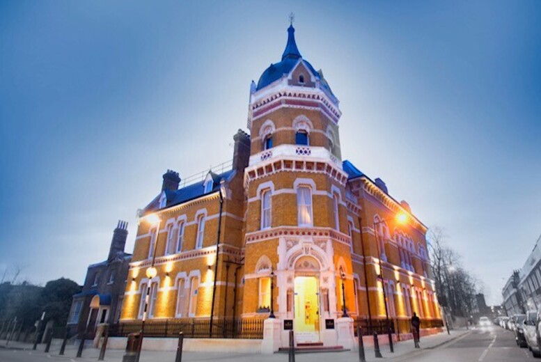 PRICE DROP! 60 min Treatment, Leisure Access, Glass of Refreshment and £10 Voucher at 4* Lansbury Hotel, Luenire Spa | Wowcher