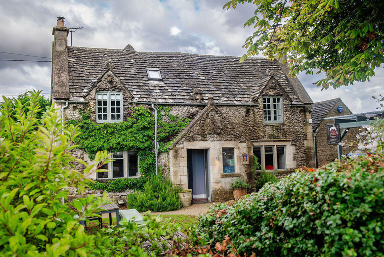 2-Course Sunday Roast & Prosecco for Two at The Ragged Cot | Wowcher