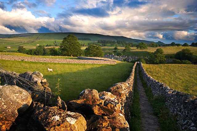 1-2nt Yorkshire Dales Stay with Breakfast for 2