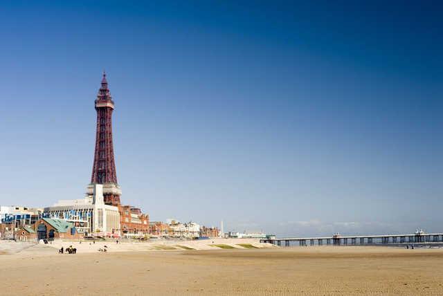 2-5nt Blackpool & Breakfast for 2 or a Family of 4