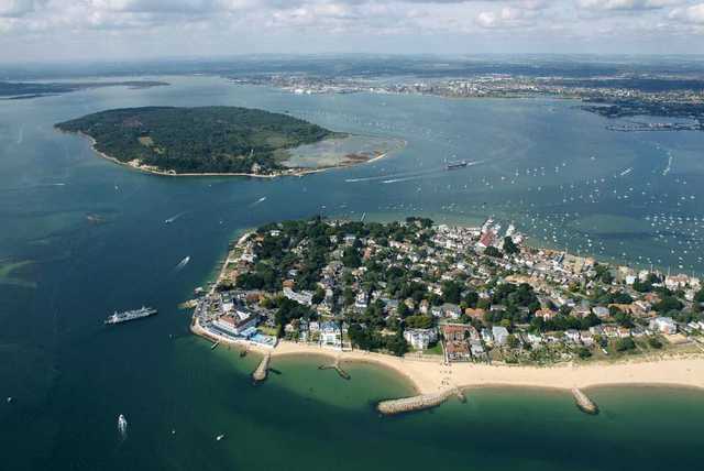 4* Sandbanks Spa Getaway, B'fast, Bottle of Wine & Parking for 2