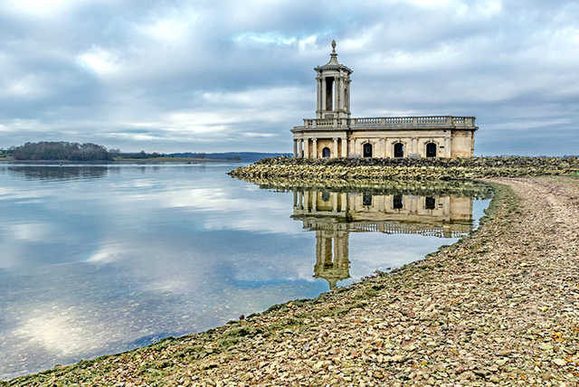 Rutland Water Stay, Bottle of Prosecco & Late Checkout for 2 