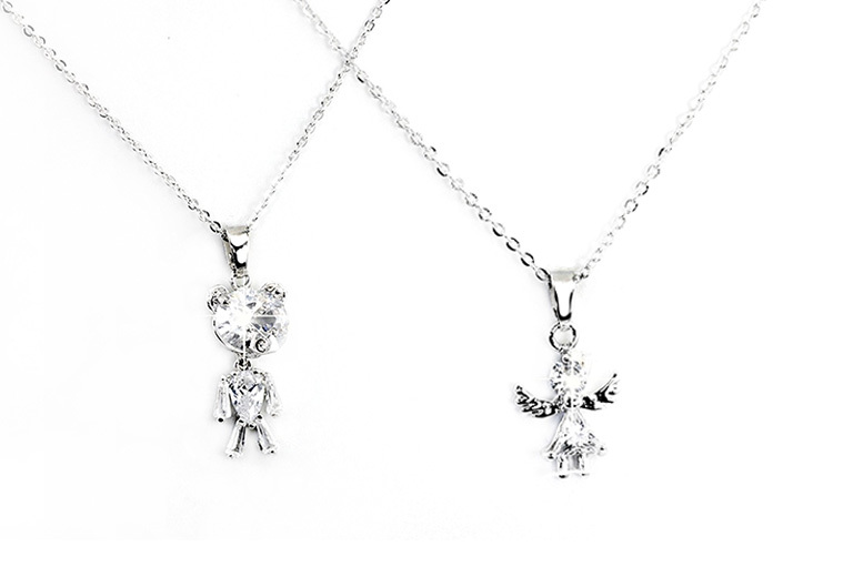 £4.99 instead of £39.99 (from Bijou Amour) for a Christmas Pendant Necklace – choose from 2 designs and save 88%